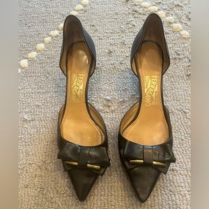 Gorgeous Black Ferragamo bow pump kitten heels, Women’s US 8.5, heel height 2.5”